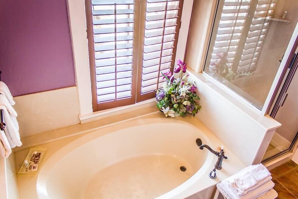Deep Soaking Bathtub