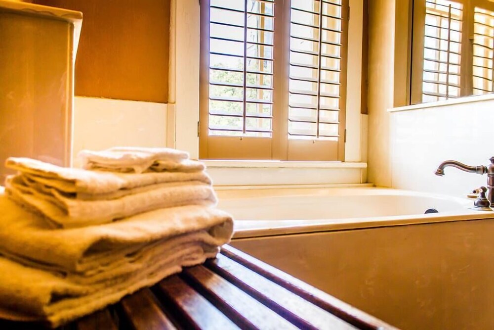 Deep Soaking Bathtub