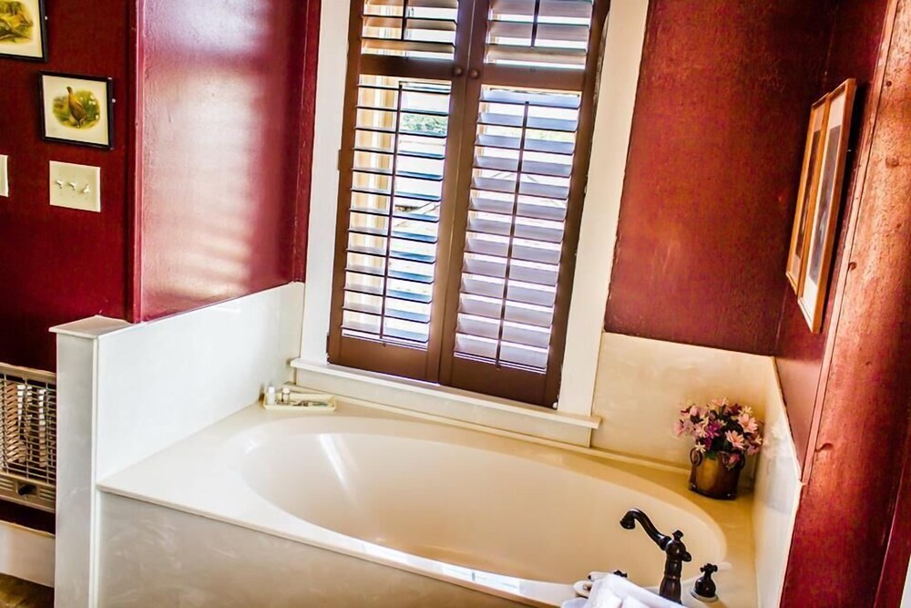 Deep Soaking Bathtub