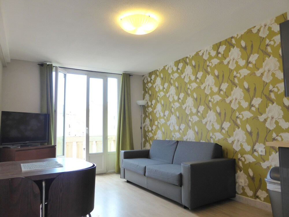 1 bedroom Suite Apartment - Living Room