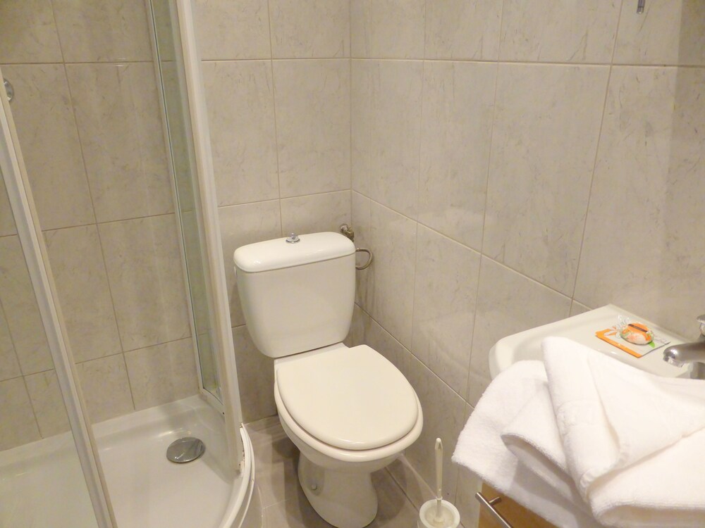 Single Standard Studio - Bathroom