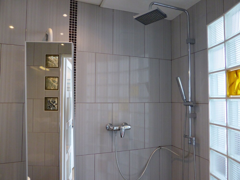 Junior Suite Studio - Bathroom Shower