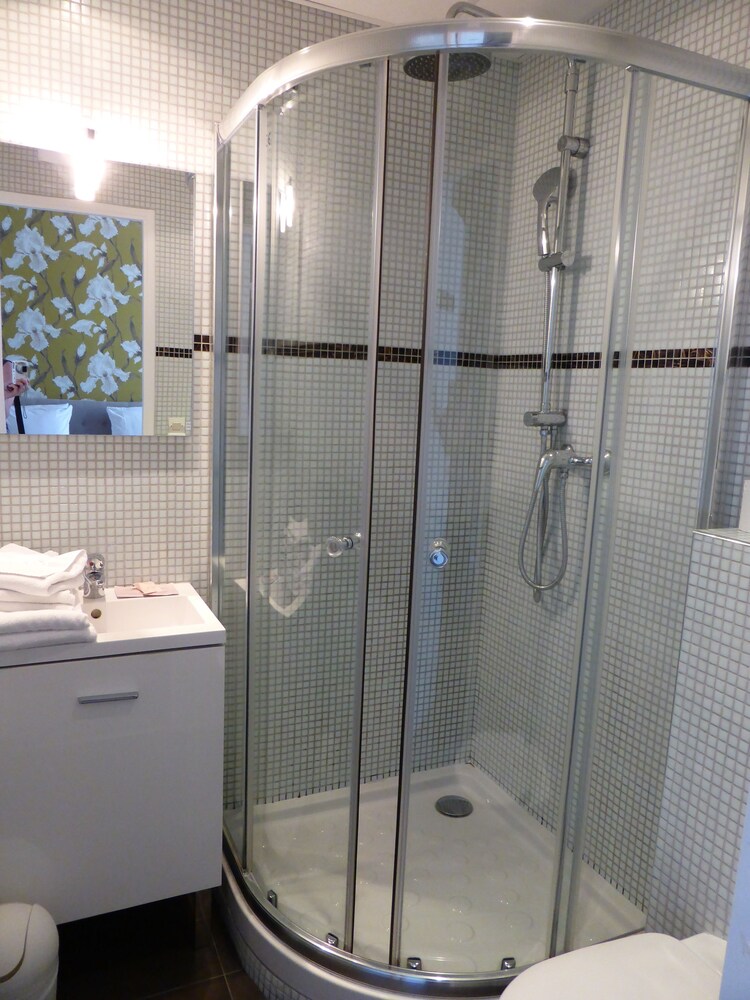 Double Standard Studio - Bathroom