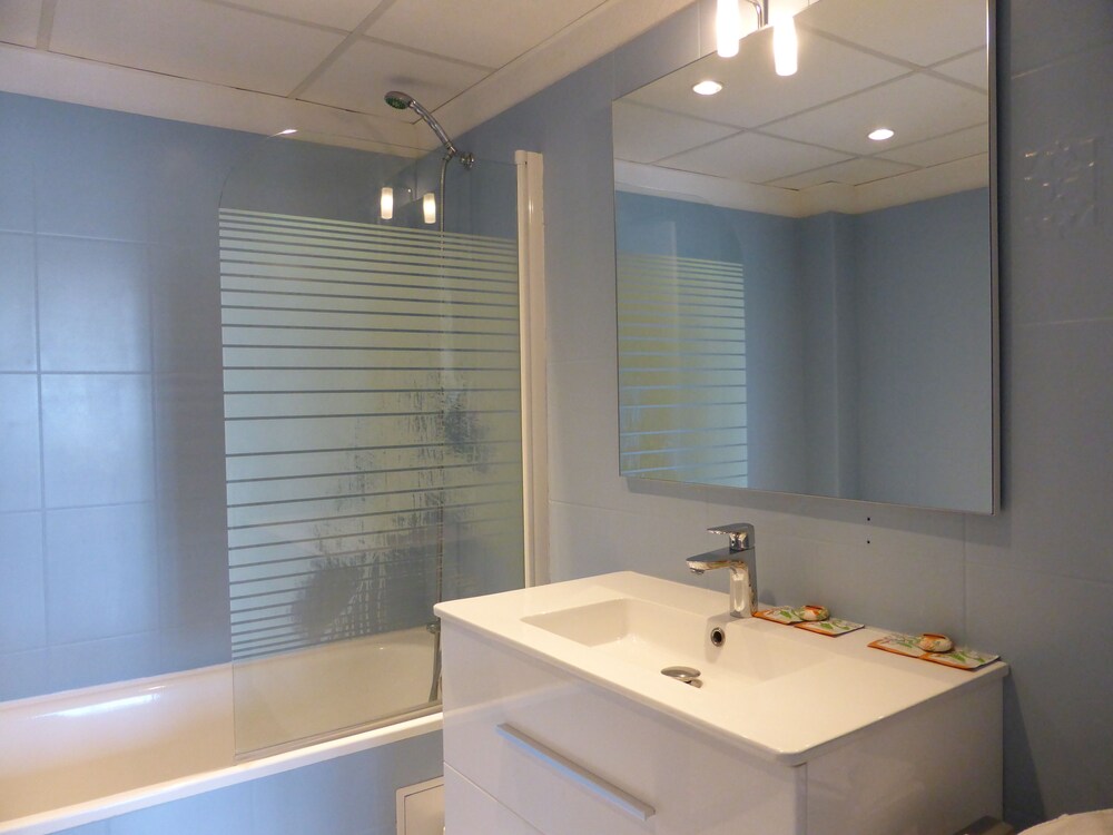 1 bedroom Suite Apartment - Bathroom
