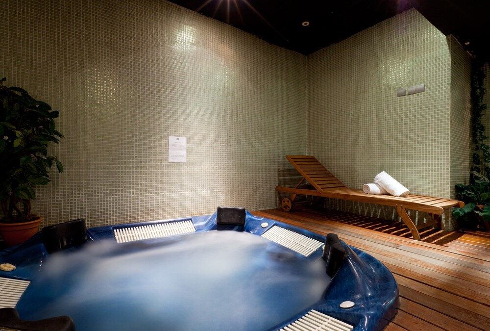 Bañera de hidromasaje en el interior