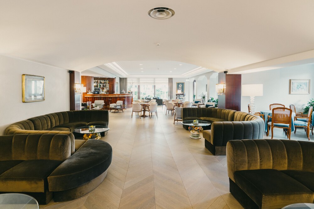 Hotel Lounge
