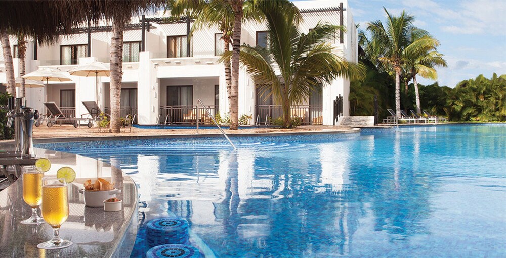 Poolside Bar