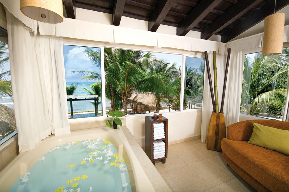 Deep Soaking Bathtub