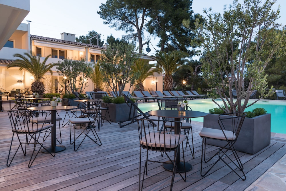 Poolside Bar