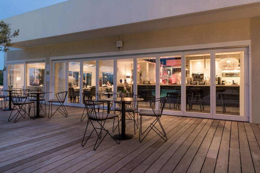 Poolside Bar