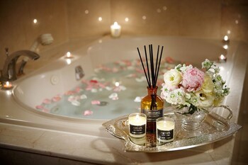 Deep Soaking Bathtub