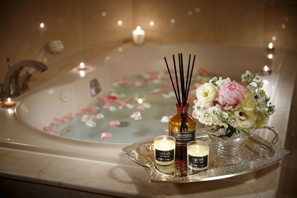 Deep Soaking Bathtub