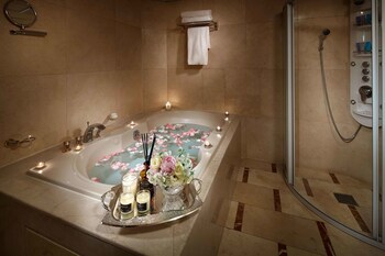 Deep Soaking Bathtub