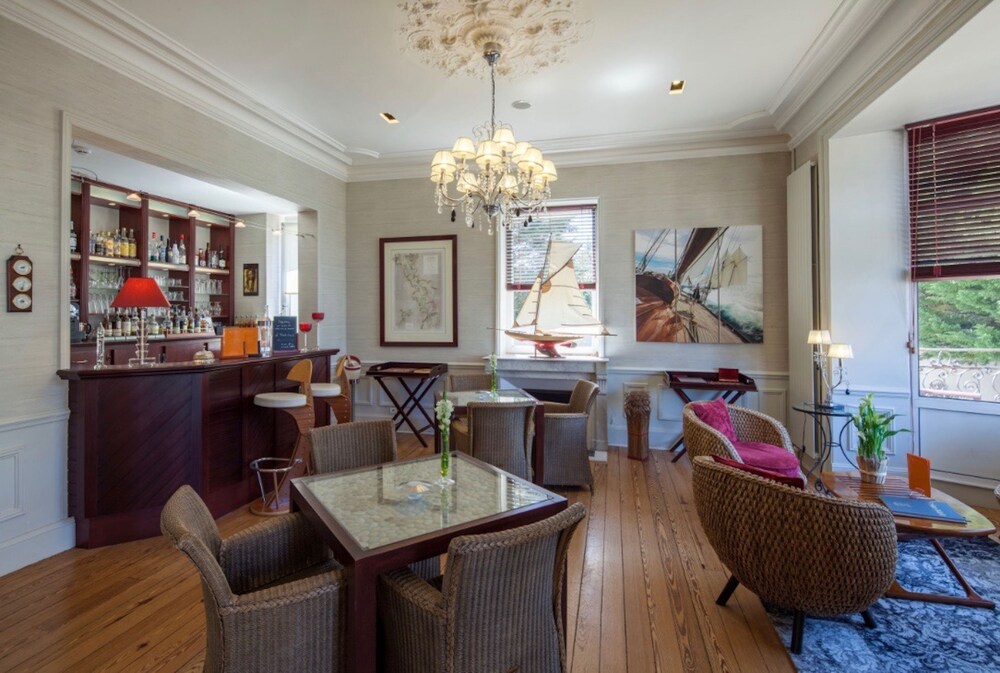 Hotel Lounge