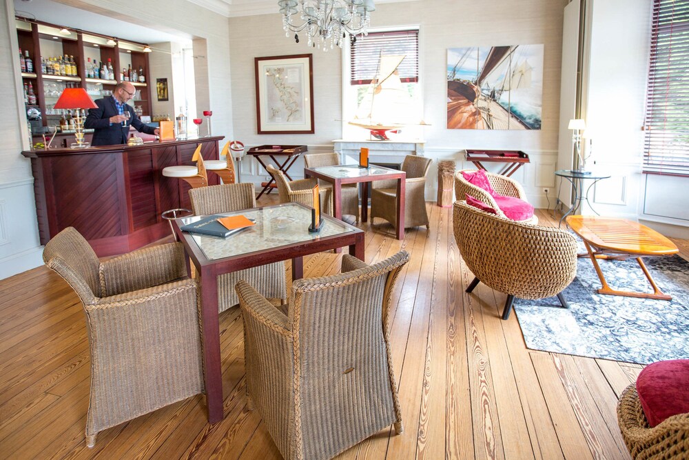 Hotel Lounge