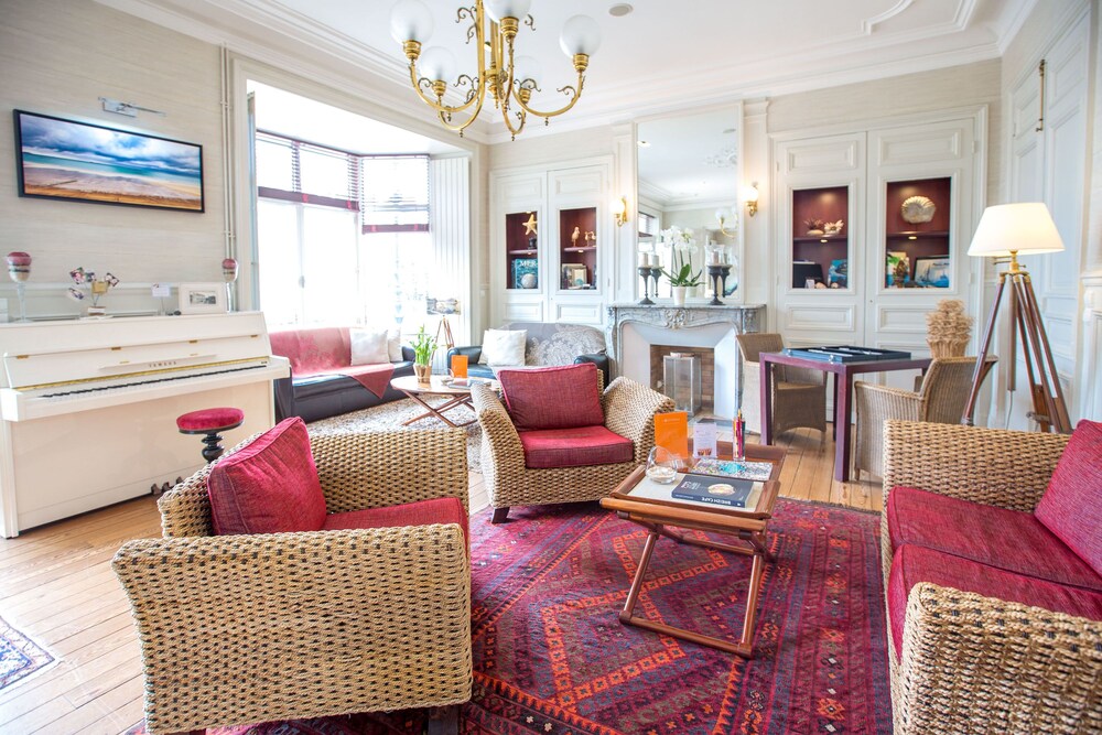 Hotel Lounge