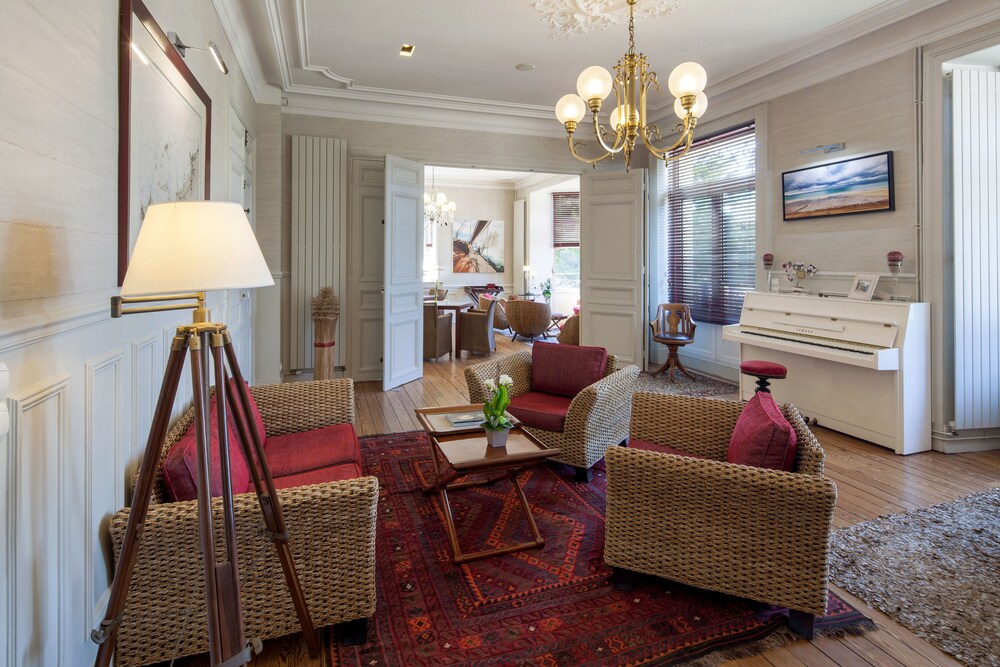 Hotel Lounge