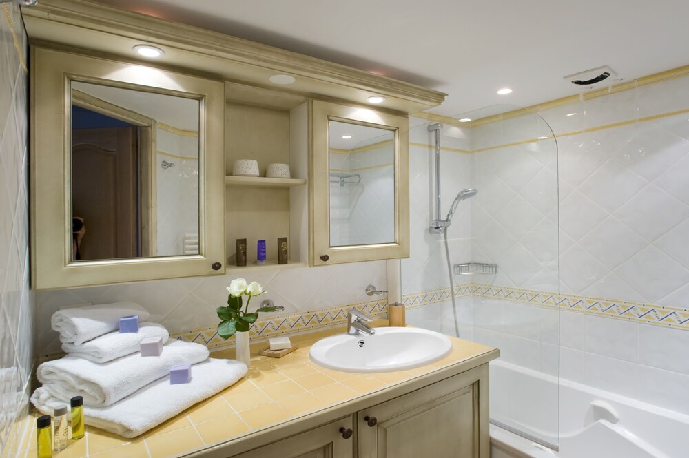 Standard Duplex (for 7) - Bathroom