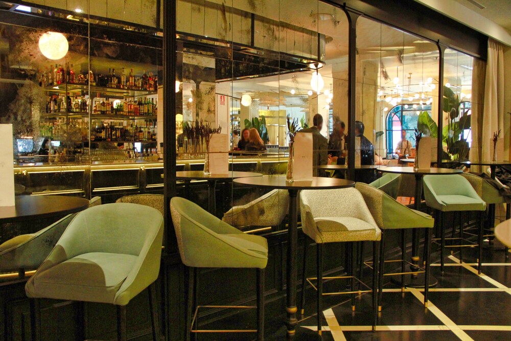 Hotel Bar