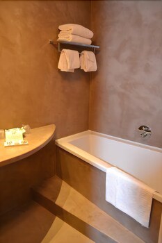 Deep Soaking Bathtub