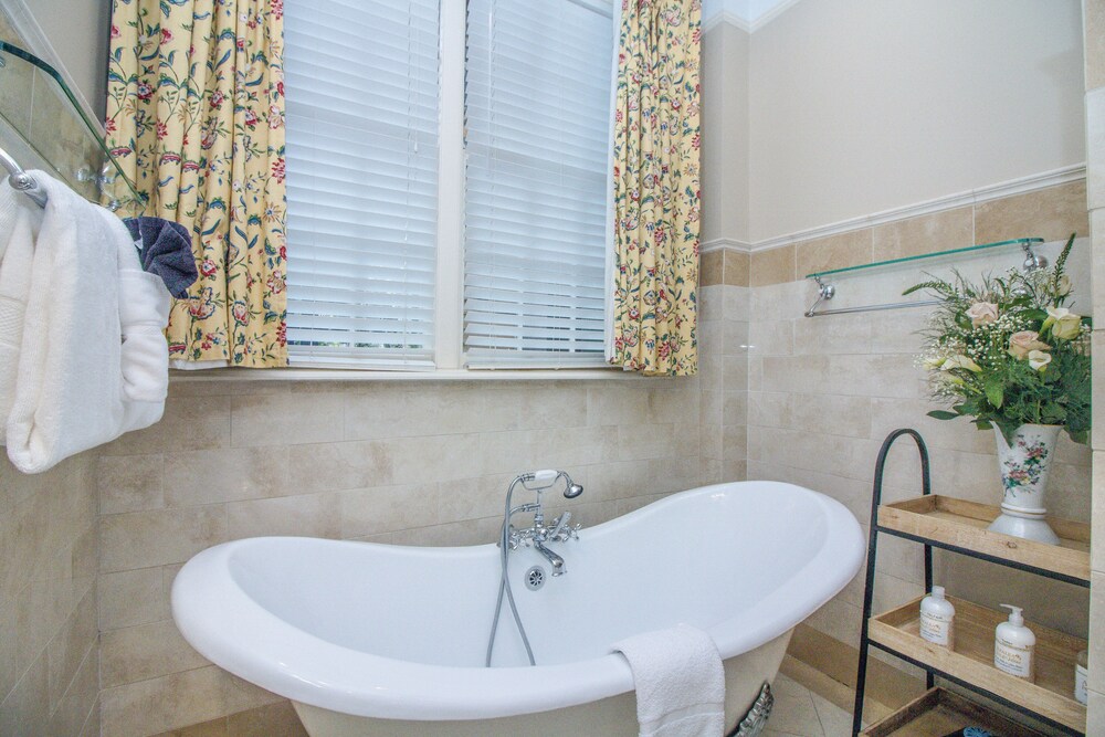 Deep Soaking Bathtub