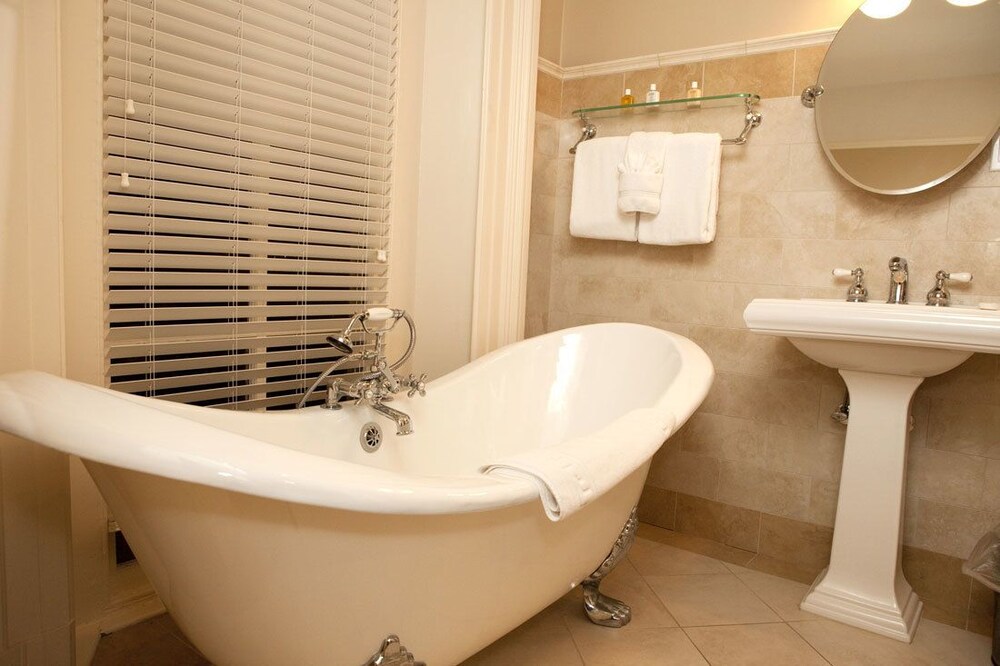 Deep Soaking Bathtub