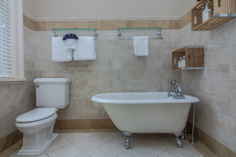 Deep Soaking Bathtub