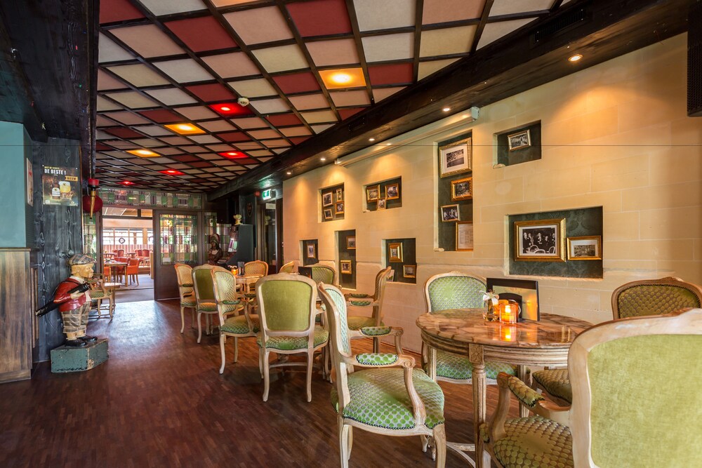 Hotel Bar