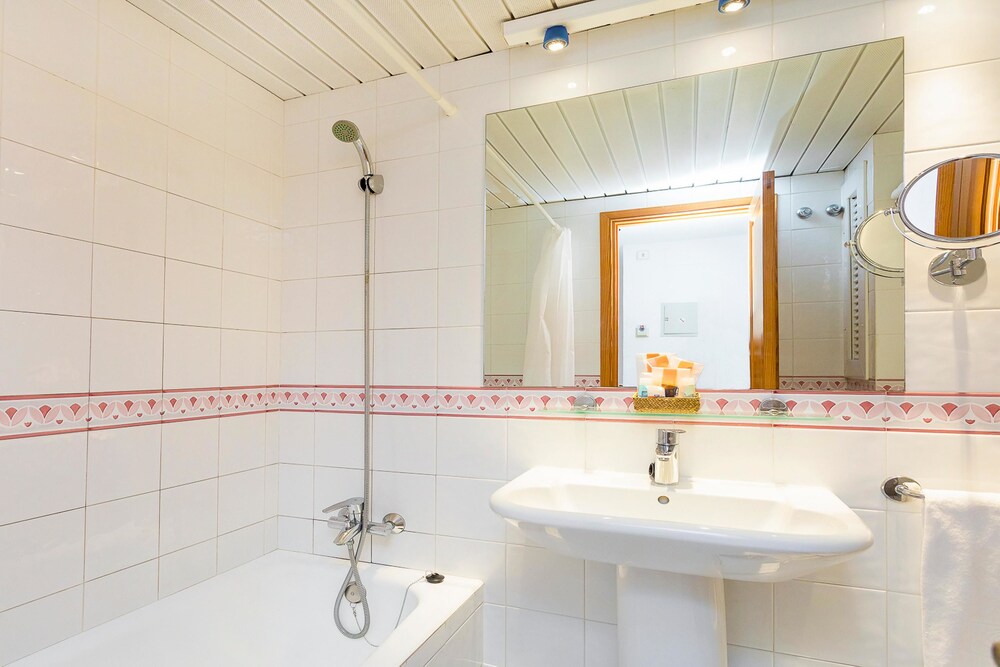 Standard Apartment - Bathroom