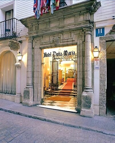 Fachada del hotel de noche