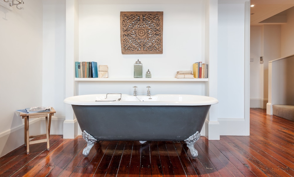 Deep Soaking Bathtub