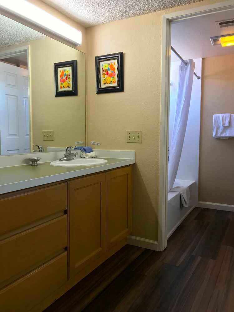 Standard Room, 2 Bedrooms - Bathroom