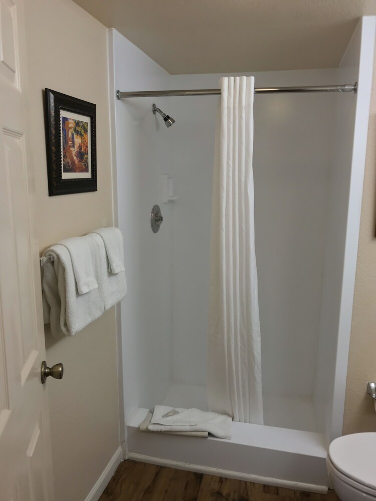 Standard Room, 2 Bedrooms - Bathroom