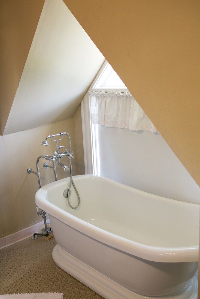 Deep Soaking Bathtub
