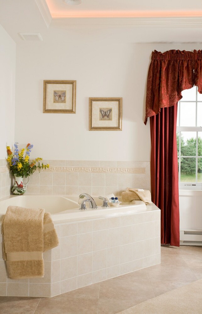 Deep Soaking Bathtub