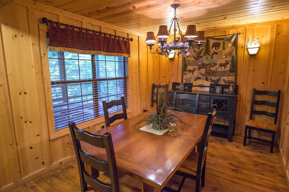 Three Bedroom Cabin - In-Room Dining