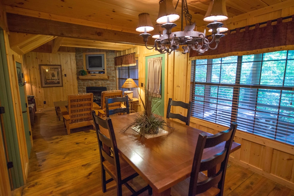 Three Bedroom Cabin - In-Room Dining