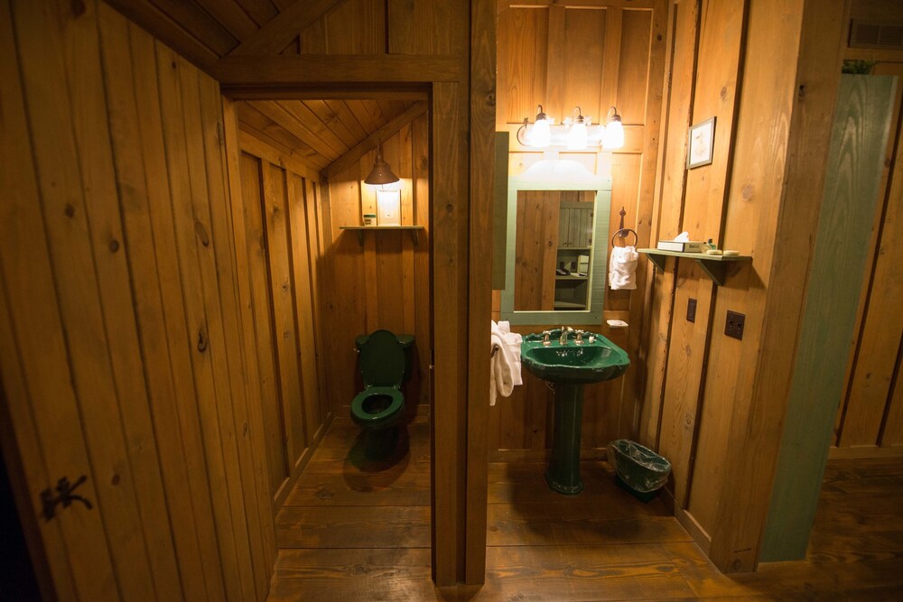 Two-bedroom cabin - Bathroom