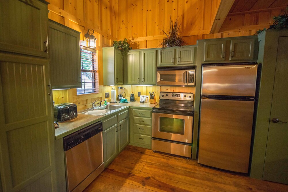 Three Bedroom Cabin - In-Room Kitchen