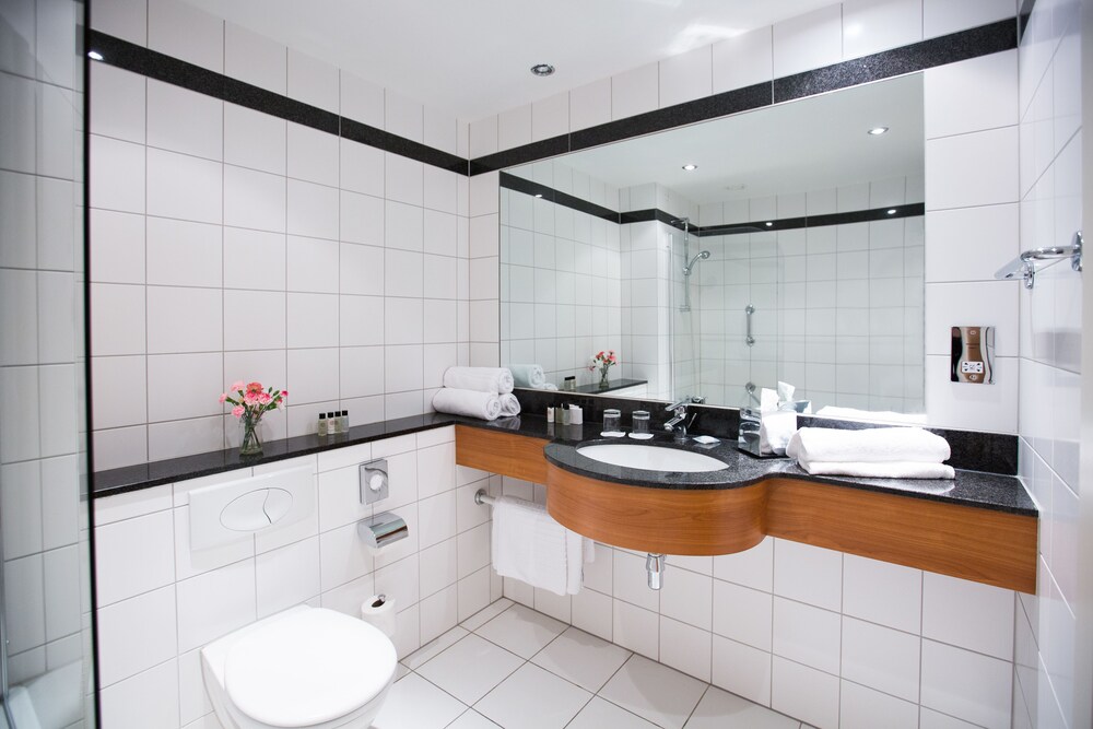 Bathroom, The Carnbeg Hotel