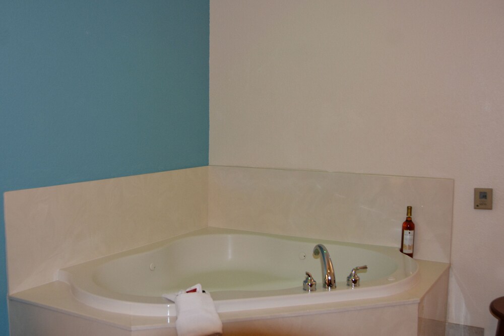 Deep Soaking Bathtub