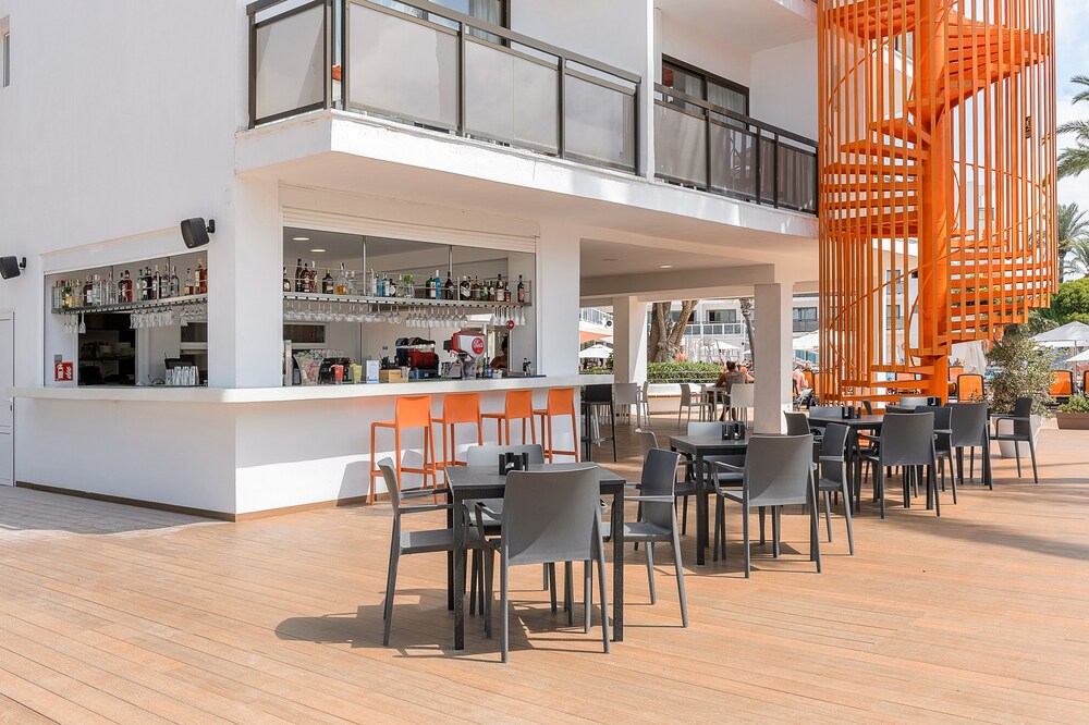 Poolside Bar