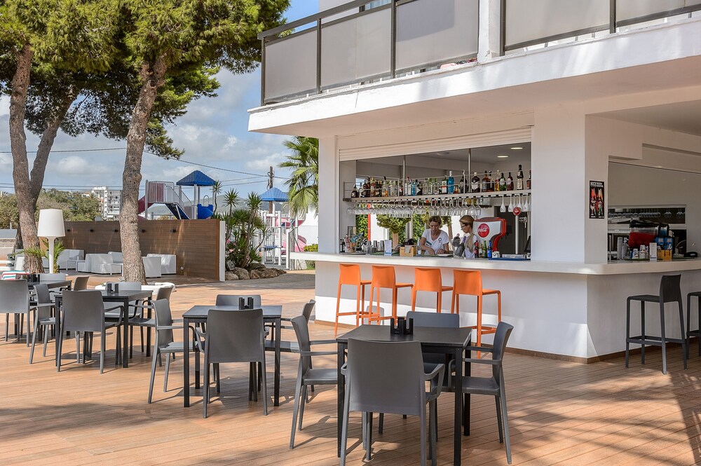 Poolside Bar