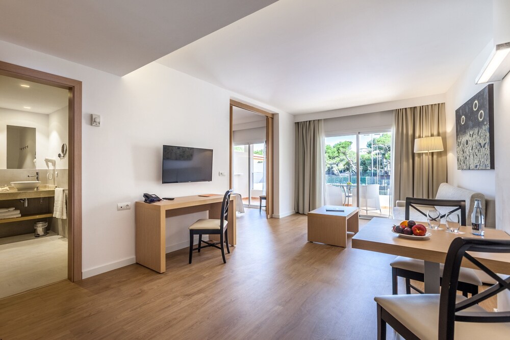 Standard Apartment, 1 Bedroom - Living Room