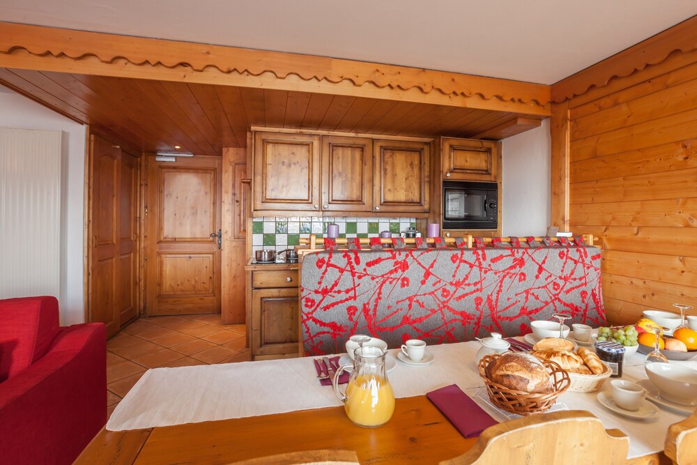 Standard 4 Bedrooms Apartment for 10 people - Living Area