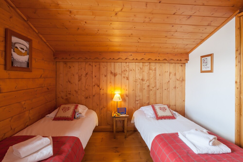 Standard 4 Bedrooms Apartment for 10 people - Guestroom