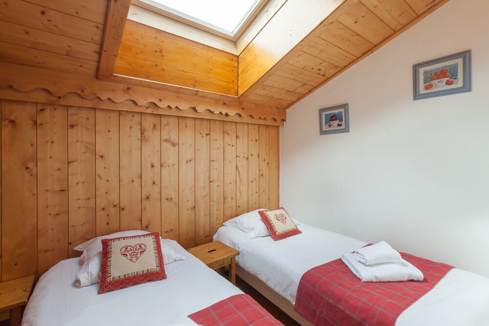 Standard 4 Bedrooms Apartment for 10 people - Guestroom