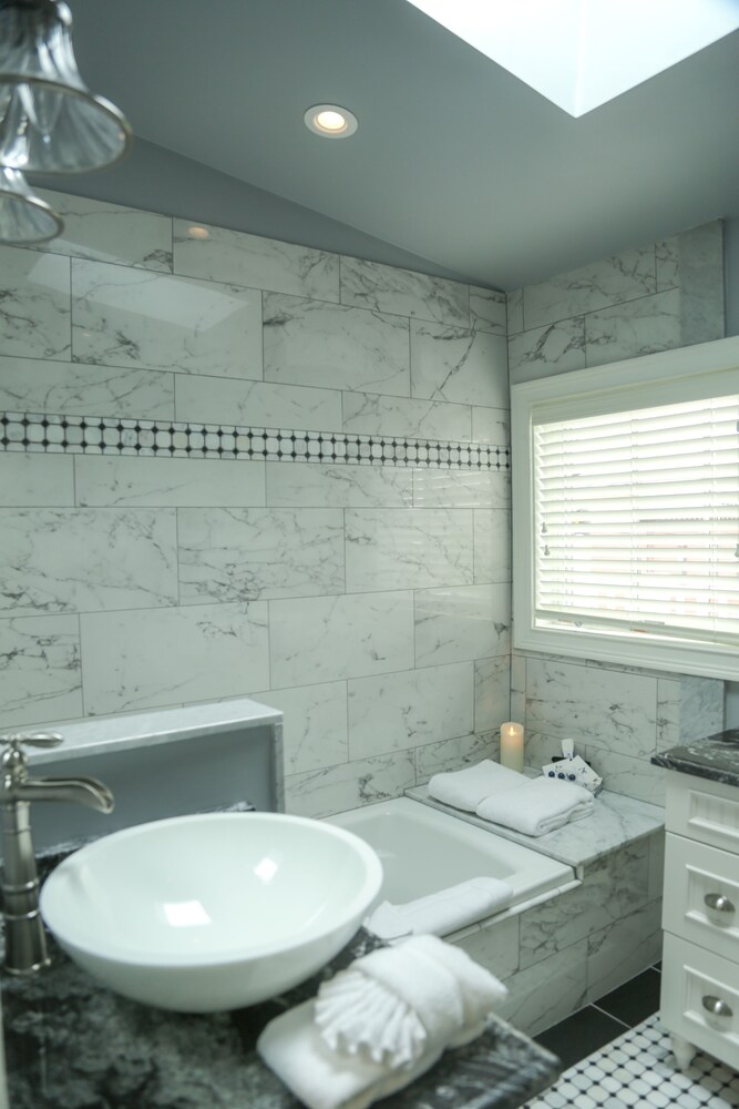 Deep Soaking Bathtub