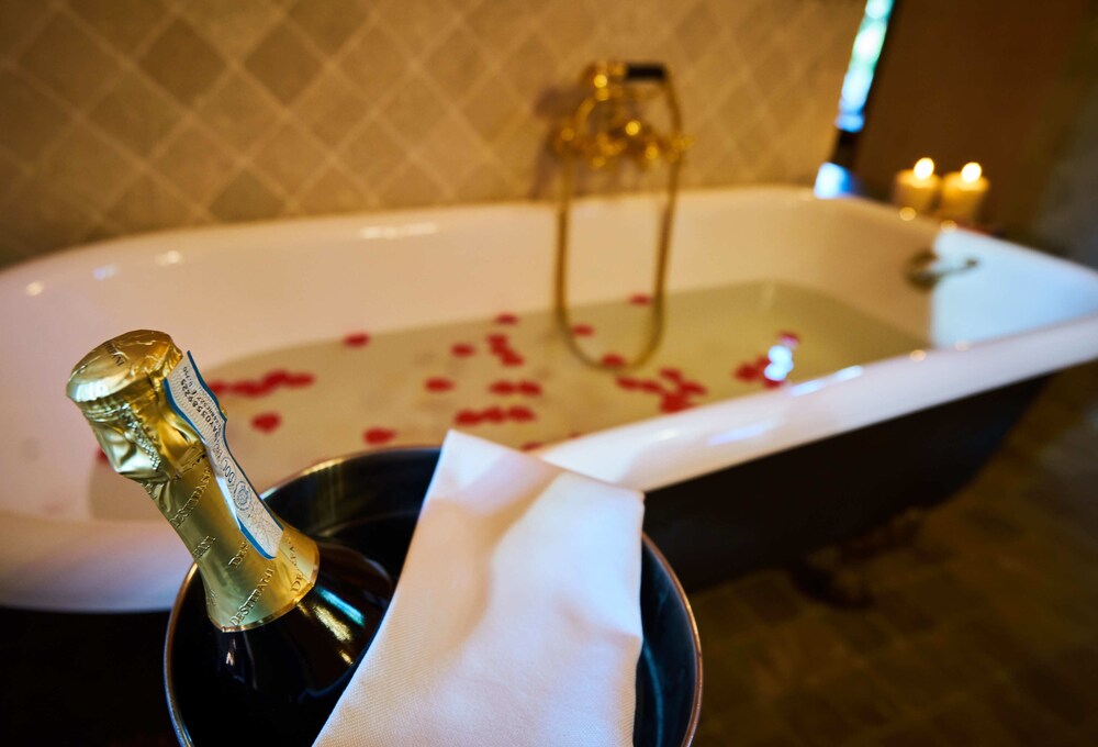 Deep Soaking Bathtub