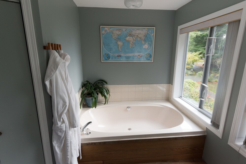 Deep Soaking Bathtub